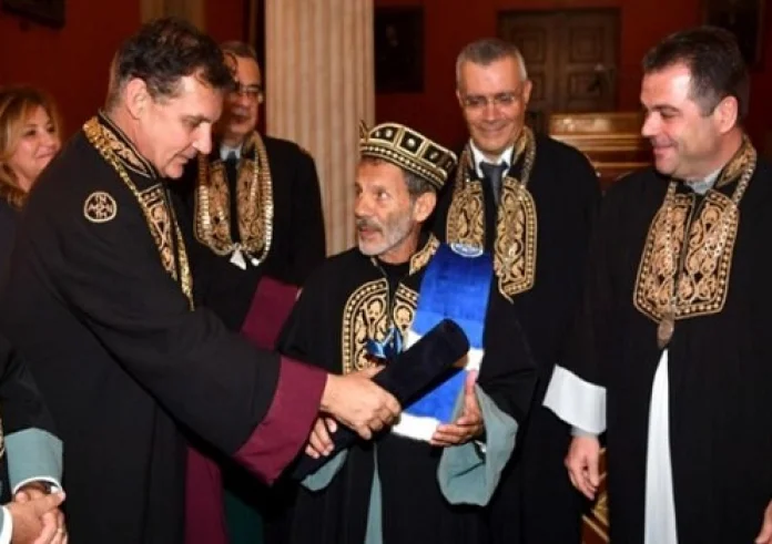 Σταύρος Ξαρχάκος: Επίτιμος διδάκτορας του Πανεπιστημίου Αθηνών