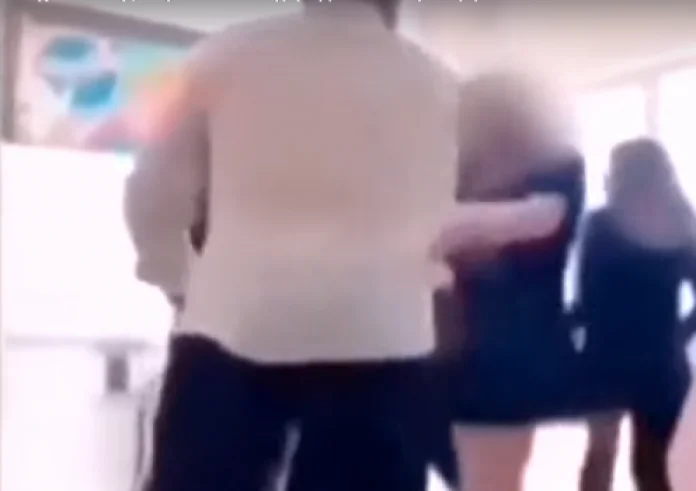 Κύπρο: Καθηγητής χαστουκίζει μαθήτρια και σε σχολείο - Σοκάρει το βίντεο