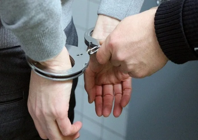 Στον ανακριτή ο 40χρονος αστυνομικός που κατηγορείται για βιασμό και εμπορία ανθρώπων