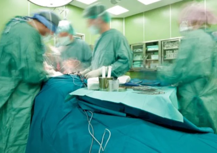 Σοκαρισμένοι γιατροί αφαίρεσαν σπάνια «πέτρα του κόλπου», σε μέγεθος πορτοκαλιού, από τη λεκάνη γυναίκας