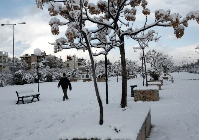 Χιόνια στα πεδινά πολύ σύντομα: Νέα πρόγνωση. Ο νότιας θα φέρει το χιόνι