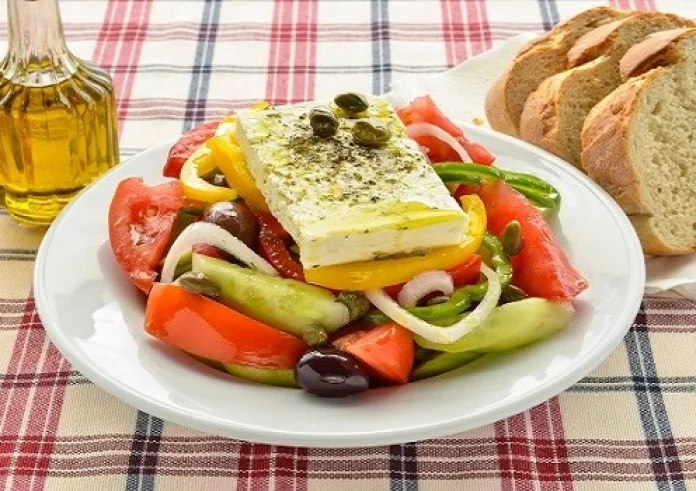 Χωριάτικη σαλάτα με ψωμί: Πόσες θερμίδες έχει