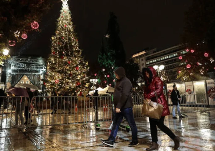Εντυπωσιακές εικόνες της Χριστουγεννιάτικης Αθήνας από ψηλά