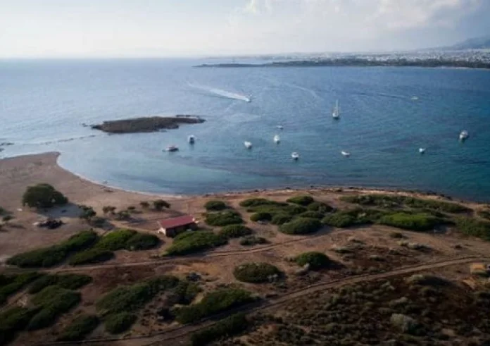 Το "διάσημο" ιδιωτικό νησί της Αττικής που ανήκει σε έναν βιοπαλαιστή