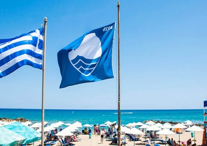 Γαλάζιες σημαίες 2025: Οι βραβευμένες ακτές στην Ελλάδα – Ο νομός που έσπασε τα κοντέρ