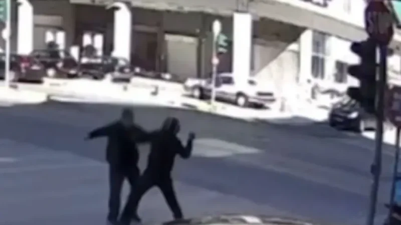 Συγκλονιστικός καβγάς για την προτεραιότητα στα Κάτω Πατήσια: Τραυμάτισε διανομέα με μαχαίρι. Βίντεο