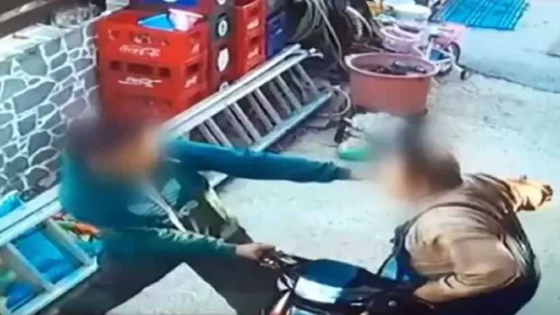 Λέρος: Σοκαριστικό βίντεο-ντοκουμέντο δείχνει τον πατέρα να χτυπά τον γιο του στο συνεργείο – «Σε σοκ η μητέρα»