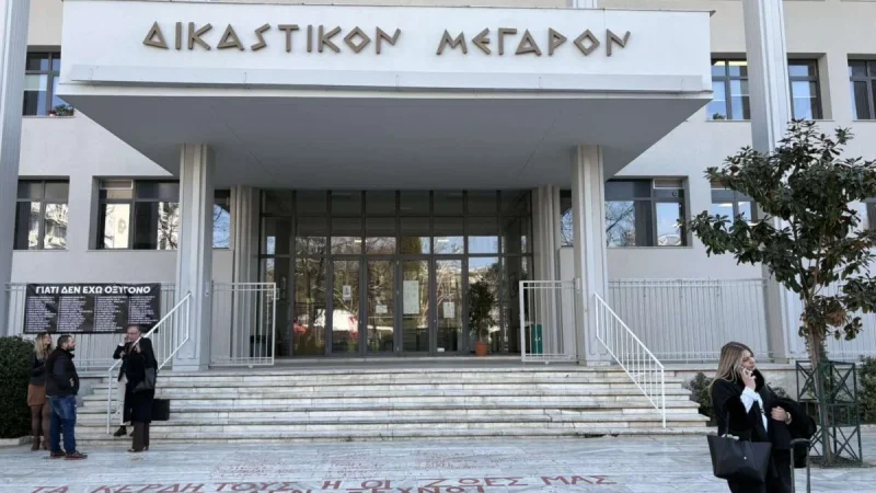 Διακοπή στη δίκη των Τεμπών: Λιποθύμησε η πρόεδρος – «Συγγνώμη, δεν αισθάνομαι καλά»