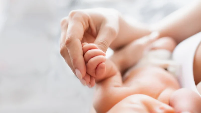 Επίδομα Μητρότητας 2026: Ο πλήρης οδηγός για τις πληρωμές, τα ποσά και το ακατάσχετο