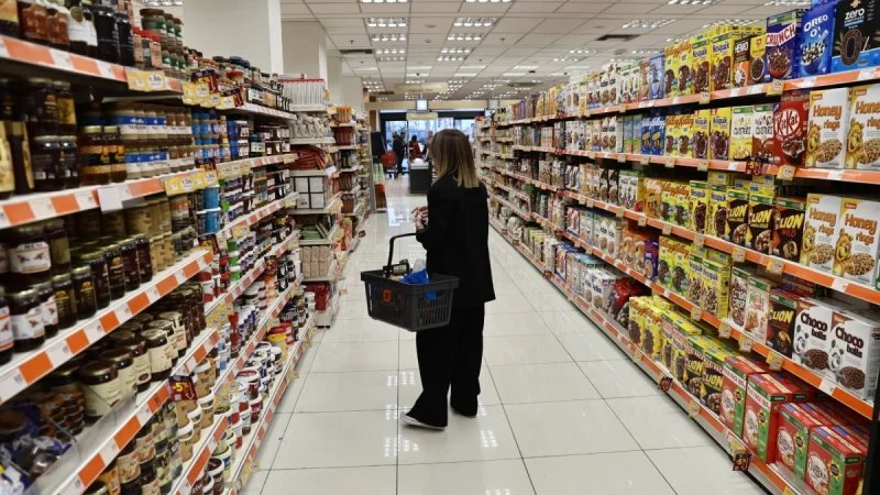 Πλαφόν σε καύσιμα και προϊόντα σούπερ μάρκετ: Νέα μέτρα κατά της αισχροκέρδειας