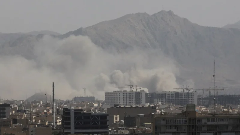 Γιατί το Ισραήλ χτύπησε «τώρα» το Ιράν; Το παρασκήνιο της επίθεσης και ο ρόλος της Ελλάδας