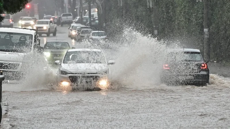 Επικίνδυνη κακοκαιρία προ των πυλών: «Βροχές» και «αφρικανική σκόνη» προκαλούν ανησυχία