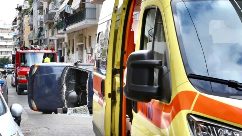 Σοβαρό τροχαίο στην Κυψέλη: Αυτοκίνητο ανατράπηκε και εγκλωβίστηκε ο οδηγός