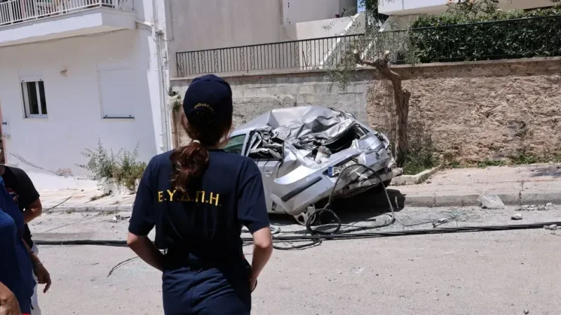 Φορτηγό έπεσε σε κολόνα στην Ηλιούπολη, καταπλάκωσε τέσσερα ΙΧ και έσπασε εισόδους σπιτιών
