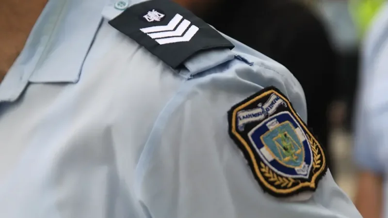 Σοκ από την εγκληματική δράση ανηλίκων: Πάτησαν αστυνομικό, σοβαρός τραυματισμός