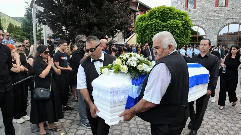 Θρήνος στην κηδεία της αστυνομικού: Σε λευκό φέρετρο με την ελληνική σημαία κηδεύτηκε η Αντιγόνη στη Δράμα